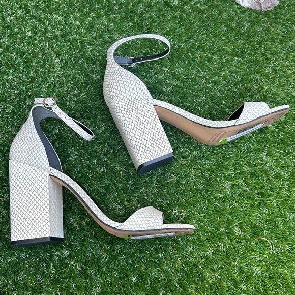 CHELSEA & VIOLET High Heels - Picture 6 of 9